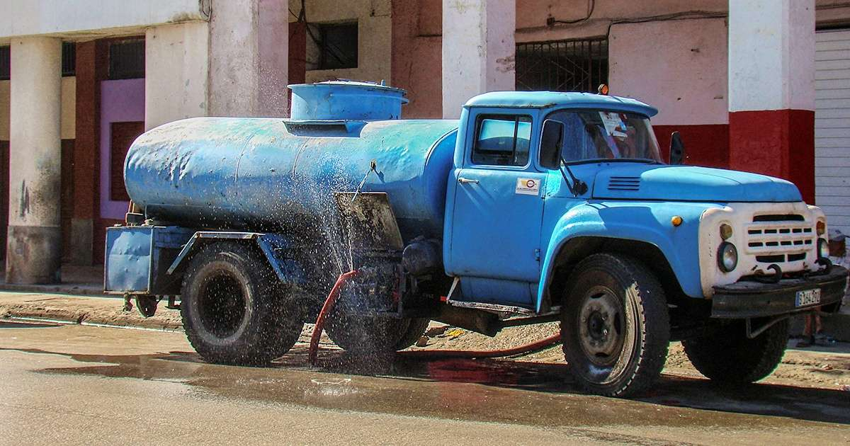 Pipa de agua en La Habana © CiberCuba