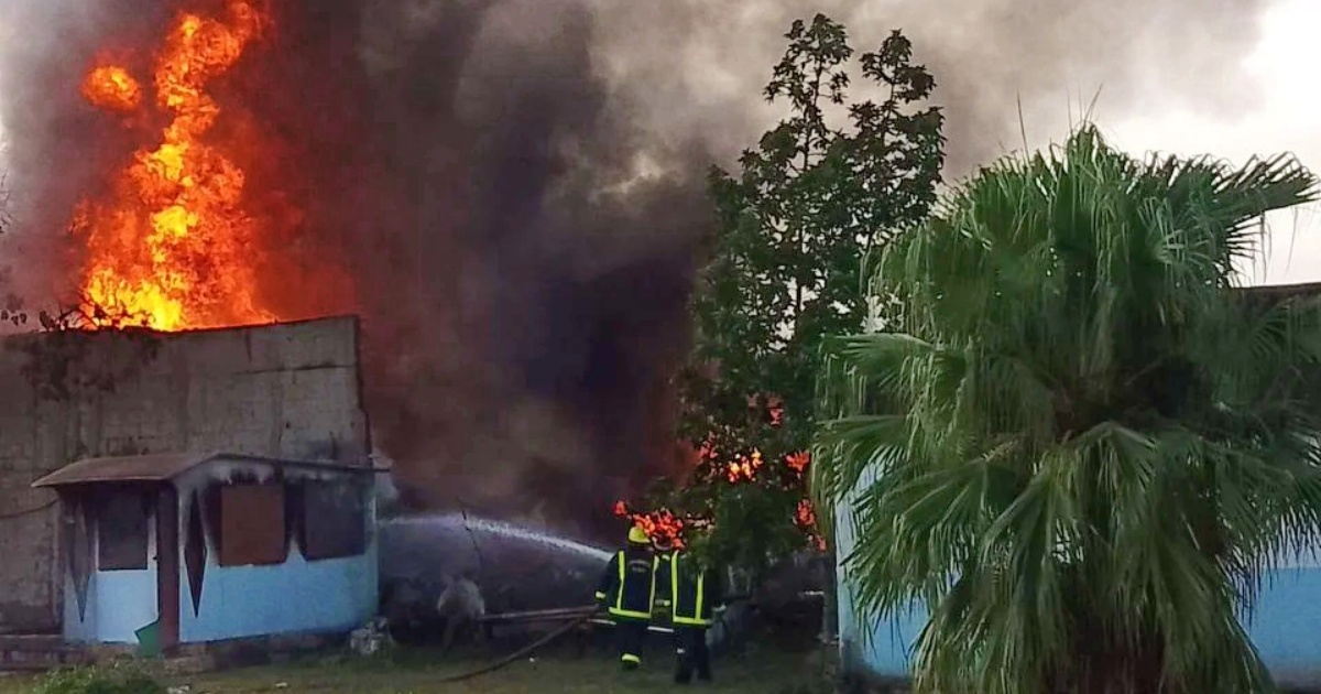Bomberos apagando el incendio © Facebook / CMKX Radio Bayamo