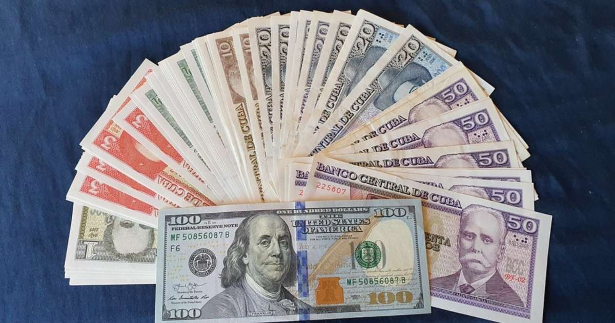 Dólares y pesos cubanos © CiberCuba