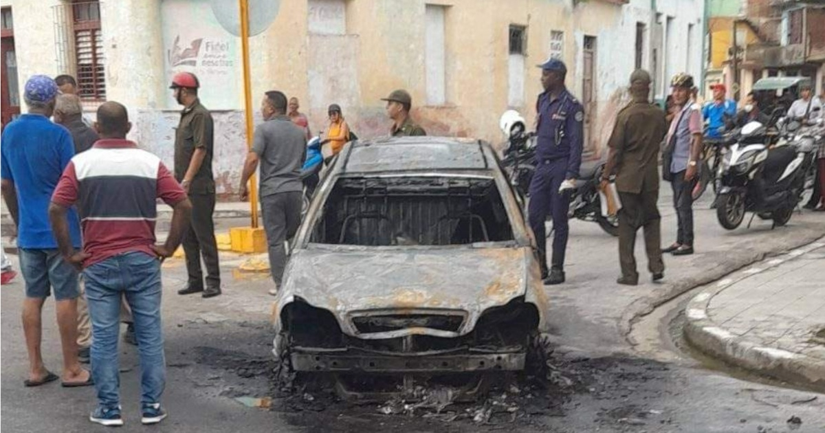 Auto incendiado en Bayamo © Facebook / Edmundo Dantés Junior