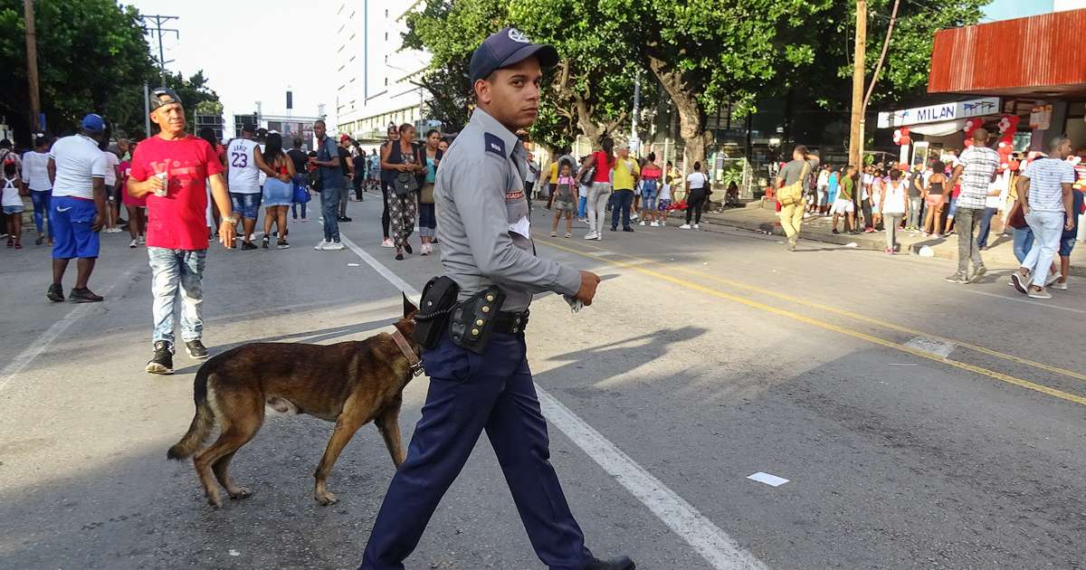 Policía con su perro en La Habana (Imagen de referencia) © CiberCuba