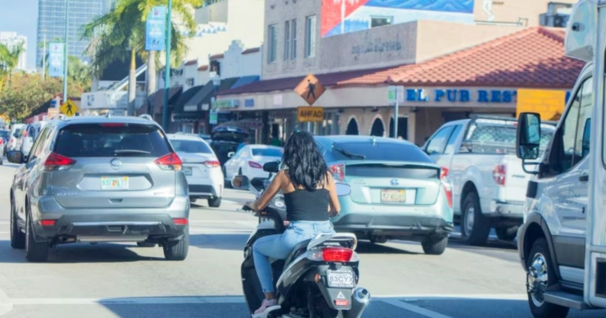 Autos y una moto circulando por una calle en Miami (Imagen de referencia) © Twitter/Voz de América