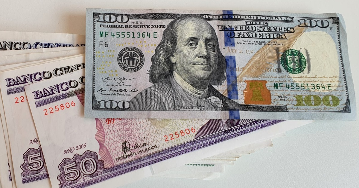 Pesos cubanos y dólares © CiberCuba