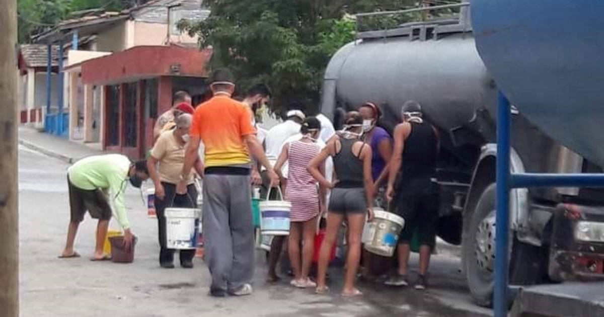Cola para recoger agua potable © CiberCuba