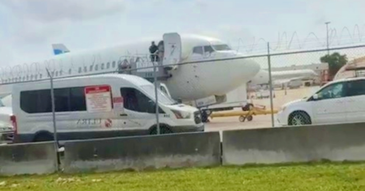 Avión en que fueron deportados este jueves los cubanos © Captura de Facebook/Mario Vallejo