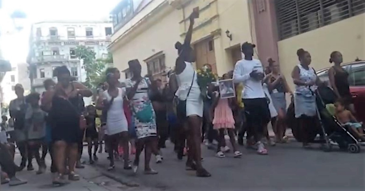 Familia recorre calles de La Habana con cenizas de joven asesinado © Captura de video de YouTube de ADN Cuba 