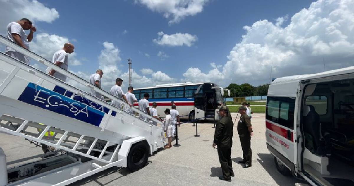 Cubanos deportados llegan a La Habana © Twitter / Embajada de EEUU