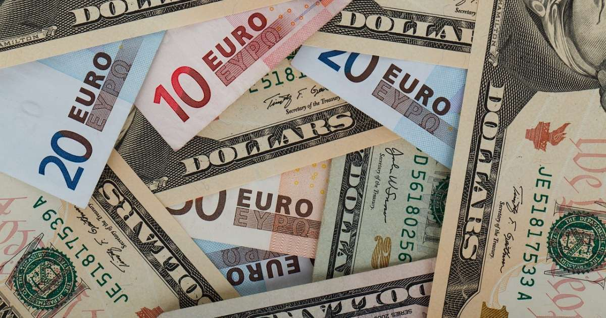 Dólares estadounidenses y euros © PublicDomainPictures