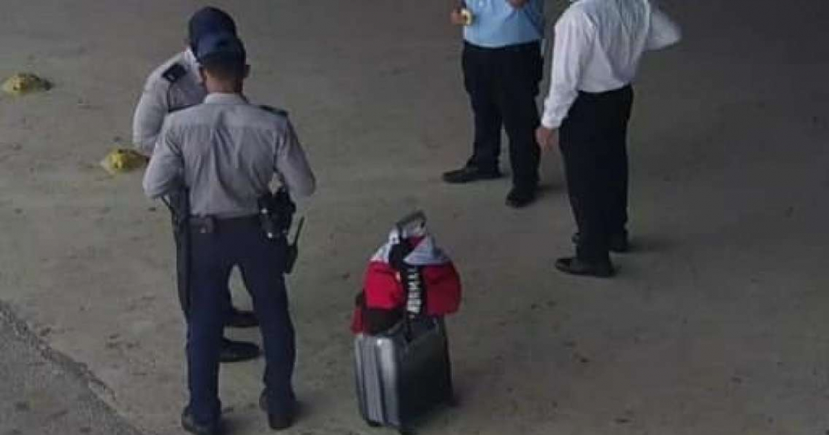Policías revisan el equipaje encontrado © Héroes de azul en Cuba / Facebook
