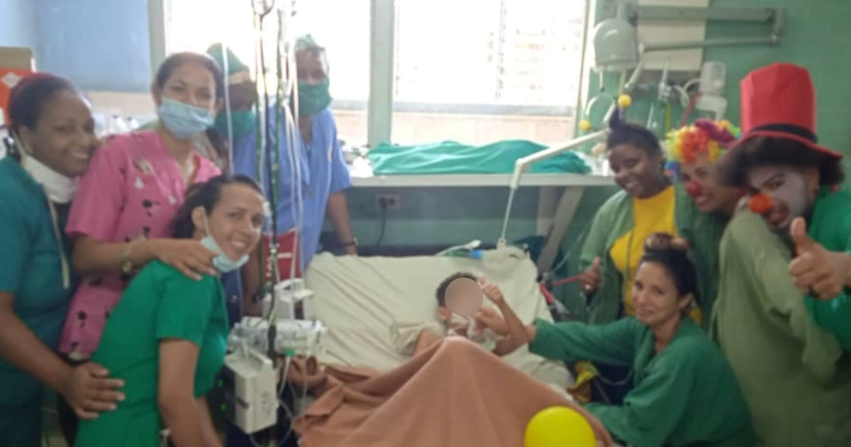 Klivan Hamed Frómeta Pineda junto a la familia y equipo médico © Facebook / Miguel Noticias