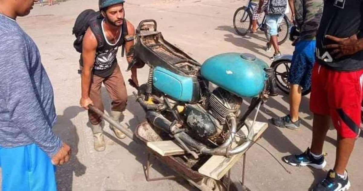 Cubano con su moto desarmada en una carretilla © Pedro Marabú Pelú / Facebook
