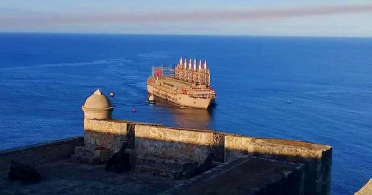 Central eléctrica flotante turca a su entrada en la Bahía de Santiago de Cuba. © Periódico Sierra Maestra