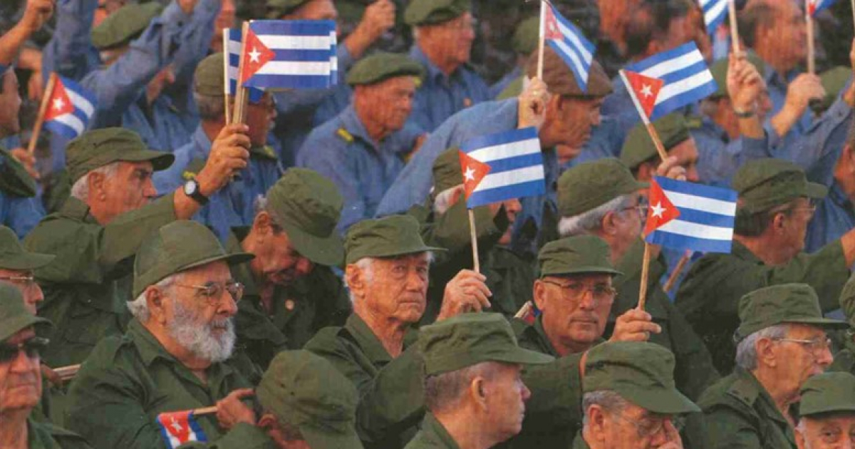 Comunistas y milicianos cubanos en manifestación propagandística de la revolución cubana, © Cubadebate