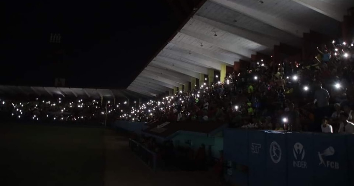 Asistentes al juego encienden sus celulares tras apagón en el estadio © Rigoberto León vía Beisbol Cubano