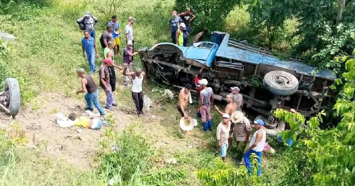 Camión accidentado en Dos Caminos, San Luis © Facebook/ACCIDENTES BUSES & CAMIONES por más experiencia y menos víctimas!