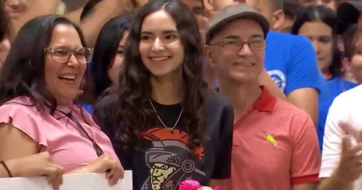 La joven Jasmine Martínez junto a sus padres © Captura de Telemundo 51