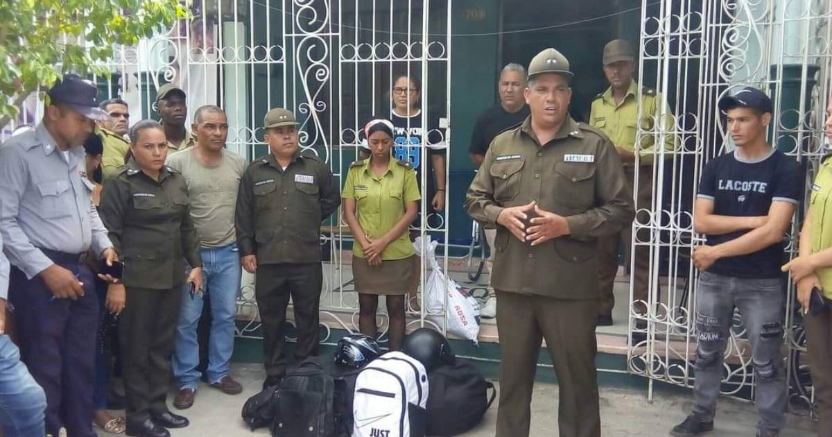 Acto de entrega de pertenencias de fotógrafo asesinado en Guantánamo © Miguel Noticias / Facebook