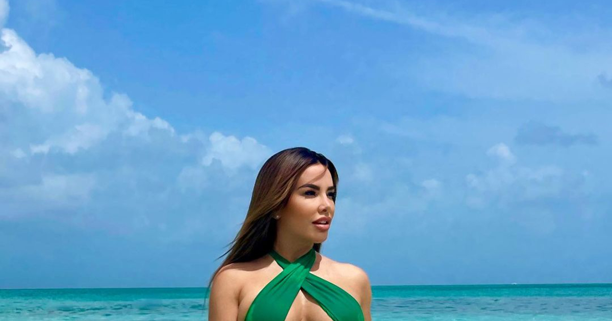 Nayer posa con sensual trikini desde la playa en Bahamas © Instagram / Nayer