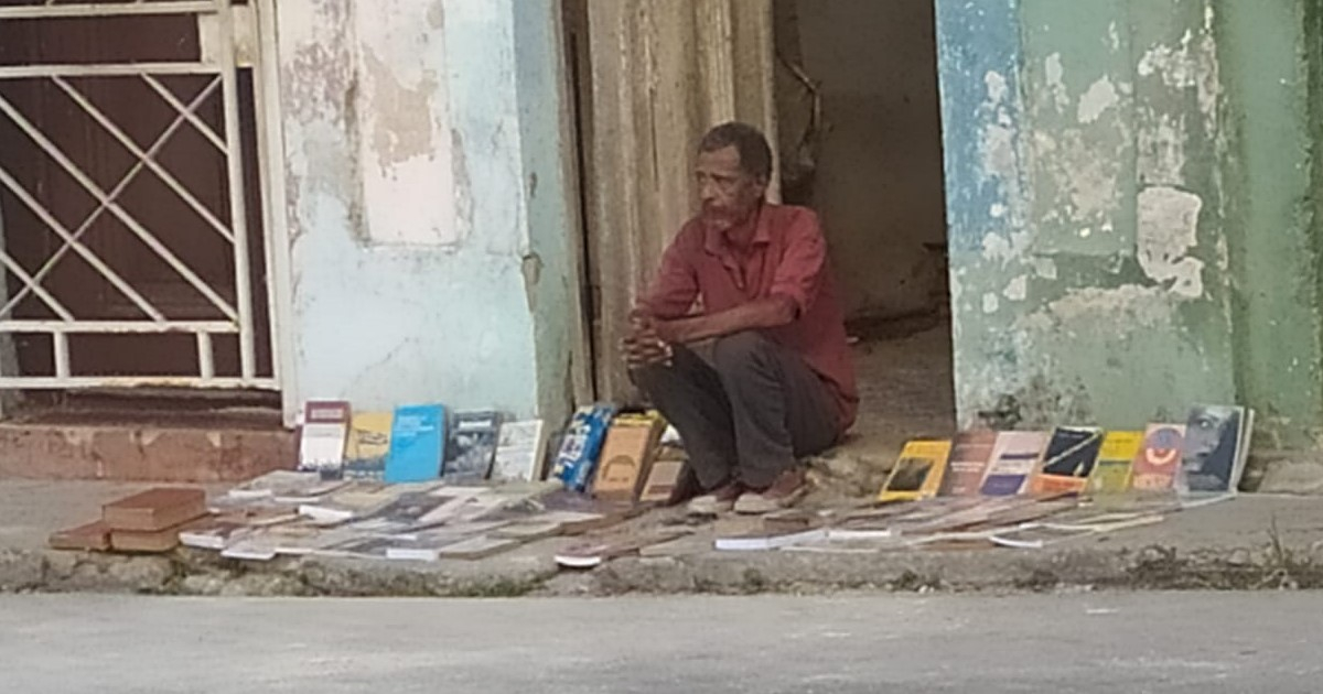 Anciano cubano vendiendo libros © Pedro Pablo Pérez Mendoza / Facebook
