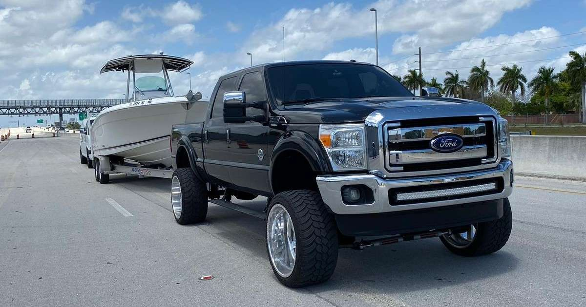 F150 remolcando un barco en Miami © CiberCuba