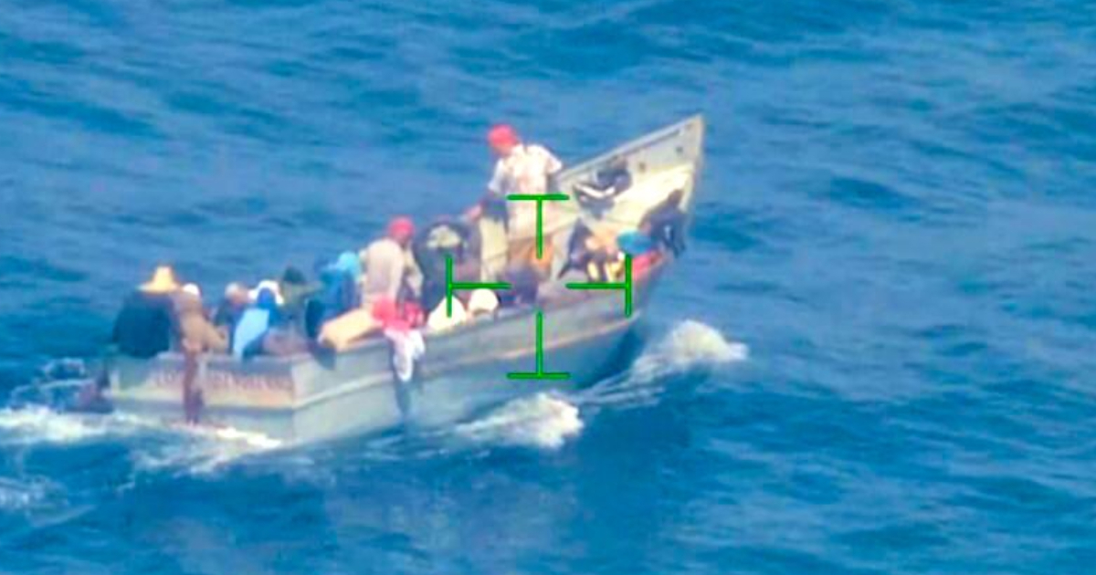 Embarcación sobrecargada de migrantes © USCGSoutheast / Twitter
