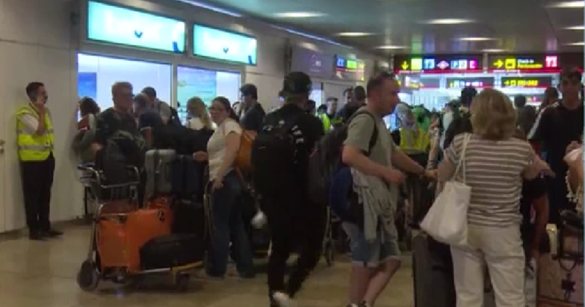 Viajeros en aeropuerto © Captura de video / La Sexta