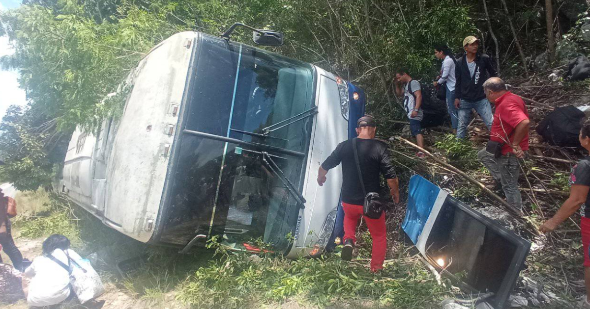 Volcadura de un ómnibus en loma de Holguín © Facebook / ACCIDENTES BUSES & CAMIONES, por más experiencia y menos víctimas