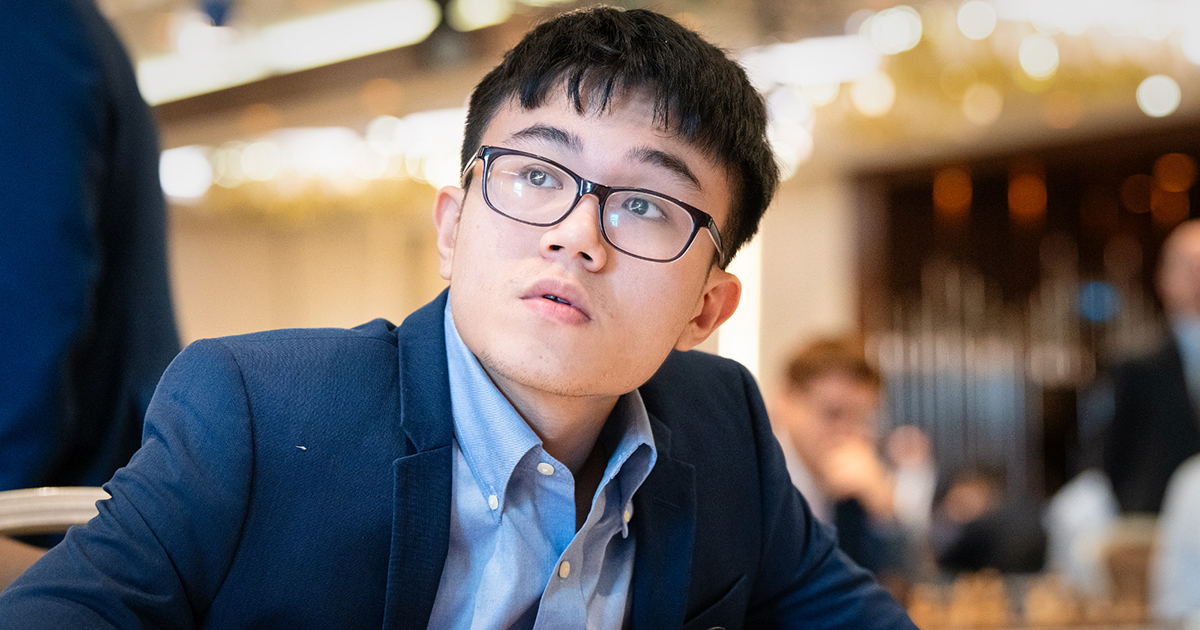 Tin Jingyao sorprendió al héroe de casa. © @FIDE_chess