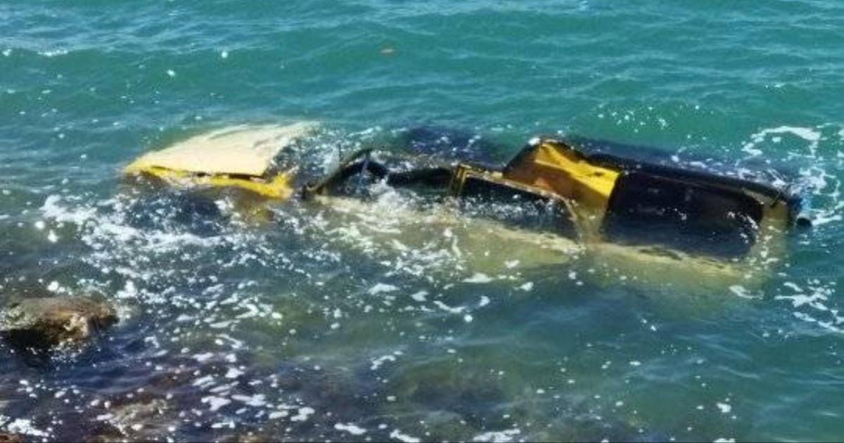 Taxi cae al agua en pedraplén de Cayo Santa María © Facebook / ACCIDENTES BUSES & CAMIONES, por más experiencia y menos víctimas