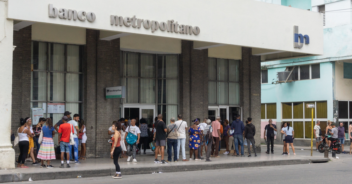 Banco en Cuba © CiberCuba