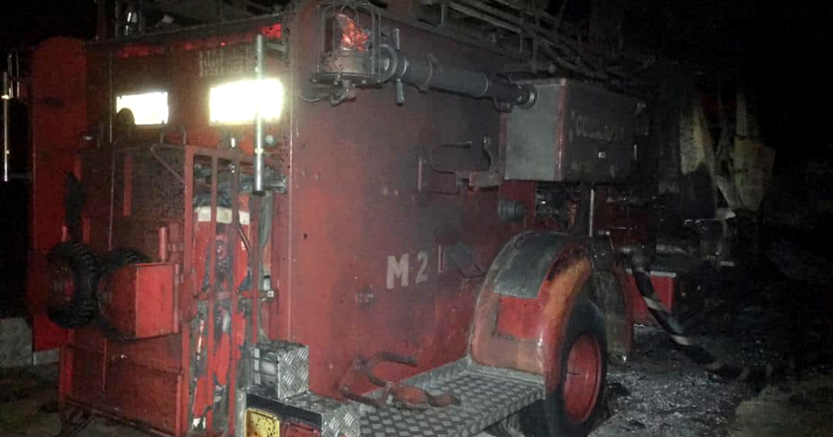 Carro de bombero calcinado por el fuego en la Base de Supertanqueros © Facebook / Bomberos Cubanos