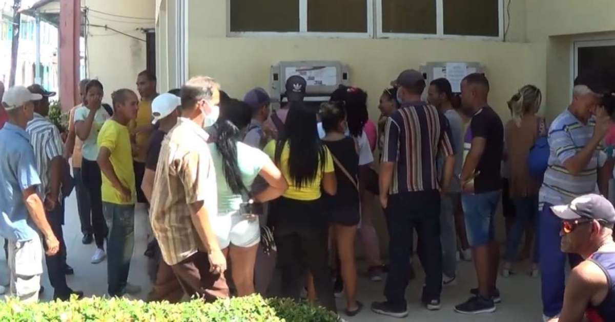 Cubanos se agolpan ante los cajeros automáticos en Baracoa © Captura de video de YouTube de TVSolvision