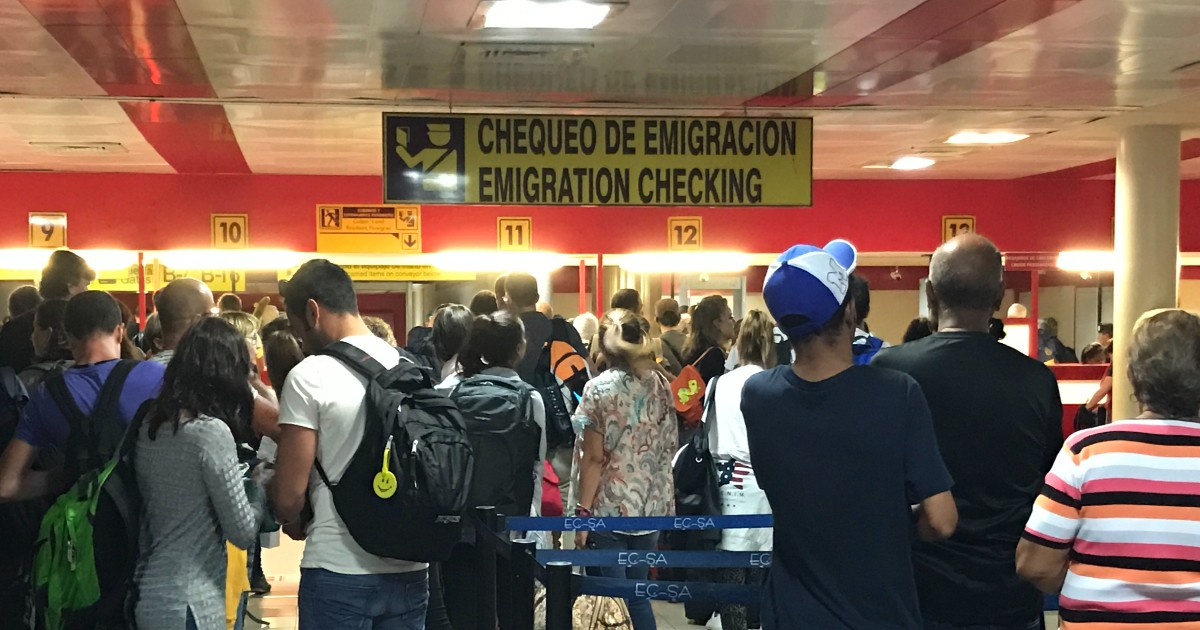 Cubanos en chequeo de emigración © CiberCuba