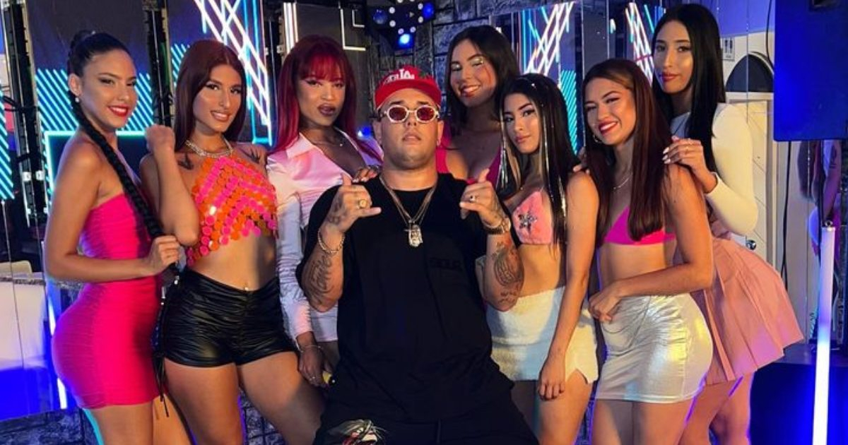 Mawell junto a las modelos del videoclip de "Zizi" © Instagram / Mawell