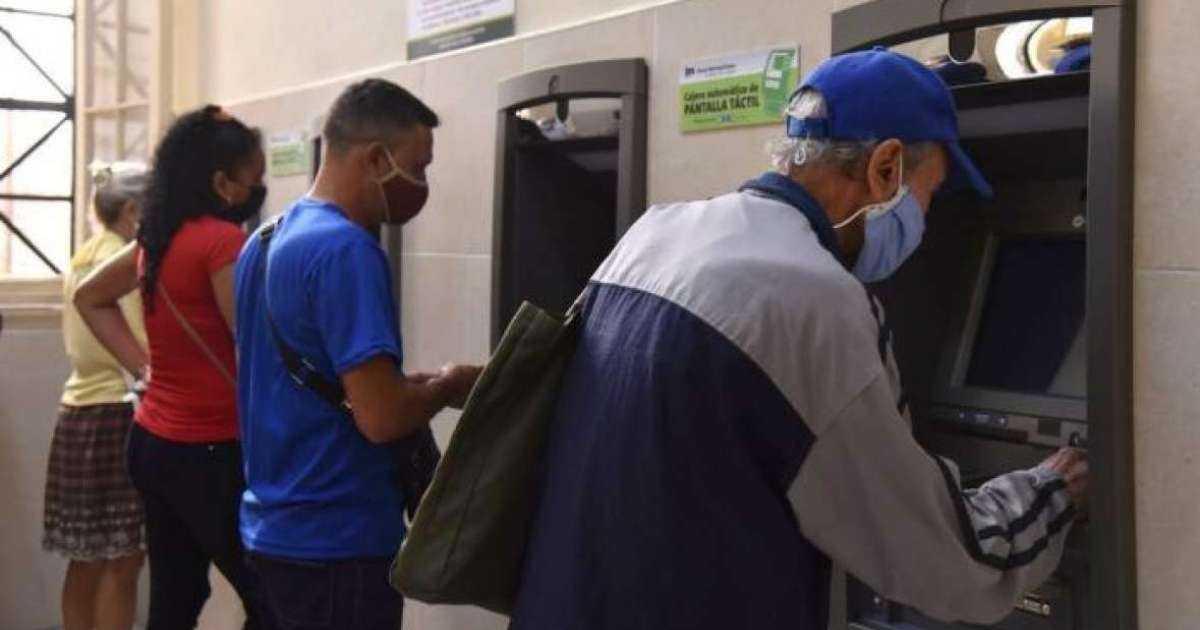 Cubanos usando los cajeros automáticos © Tribuna de La Habana / Omara García Mederos