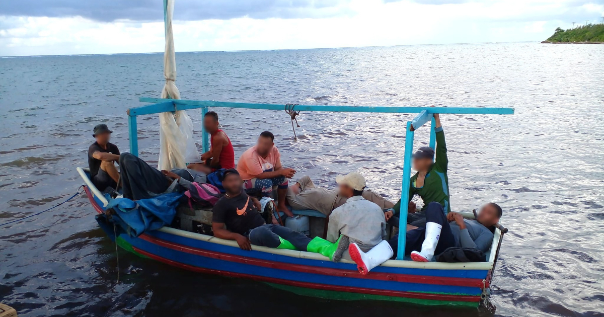 Migrantes cubanos en la embarcación © Facebook / Servicio de Aduanas y Control Fronterizo de Islas Caimán