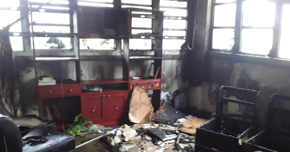 Oficina incendiada en Holguín © Facebook