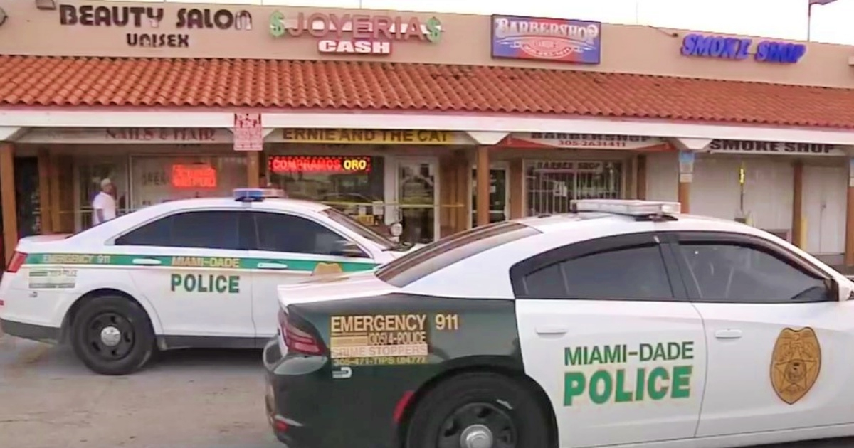 La policía en la entrada de la joyería fue fue robada © Captura de Telemundo 51