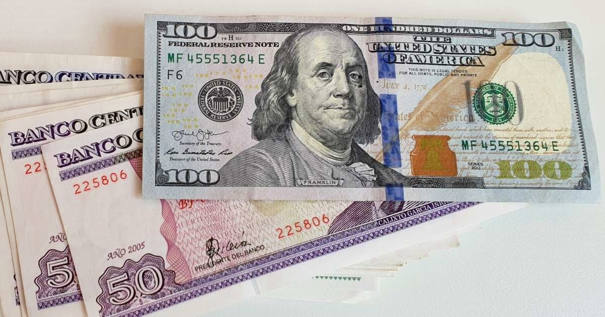 Billete de cien dólares y moneda nacional © CiberCuba