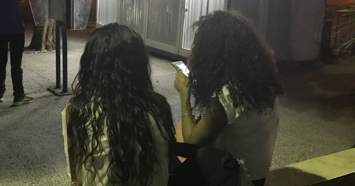Mujeres cubanas utilizan teléfonos móviles (imagen de referencia) © CiberCuba