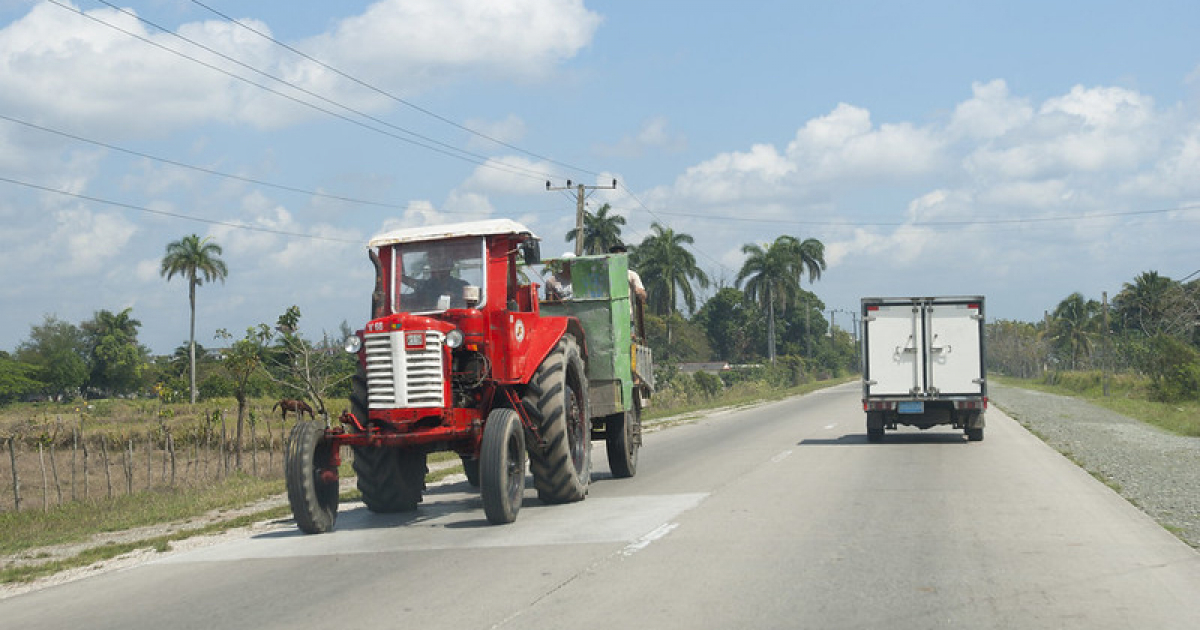 Tractor en carretera cubana (imagen de referencia) © Flickr / lezumbalaberenjena