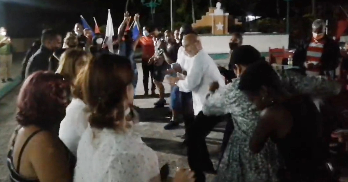 El presidente de los CDR bailando una conga con otros cederistas (imagen de archivo) © Captura de video Twitter / @GHNordelo5