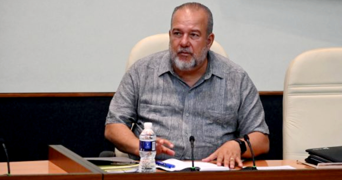 Manuel Marrero Cruz en reunión con autoridades bancarias del régimen © Cubadebate / Estudios Revolución