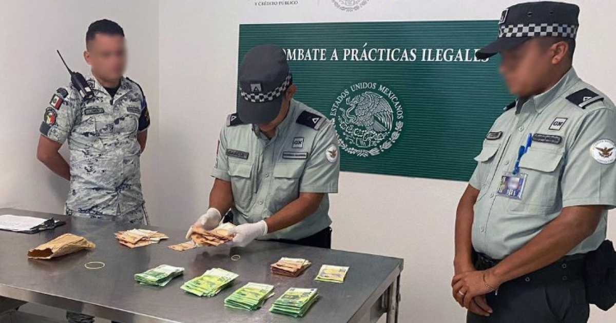 Autoridades mexicanas analizan el dinero decomisado © Milenio