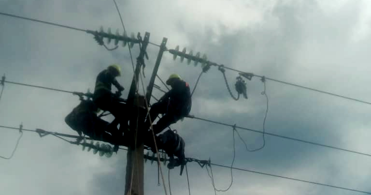 Trabajadores de la empresa eléctrica en Pinar del Río (imagen de referencia) © Facebook / Empresa Eléctrica Pinar del Río