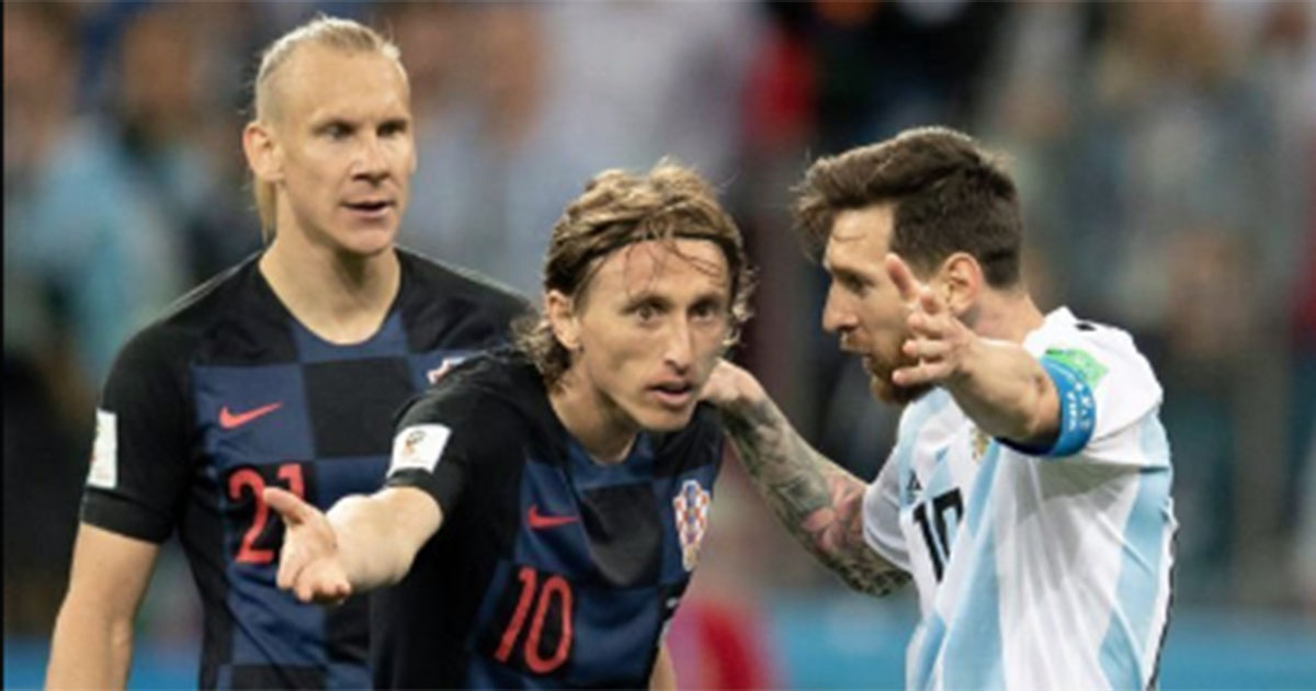 Modric y Messi, conversando durante las semifinales del Mundial de Qatar. © @_FaridKhan