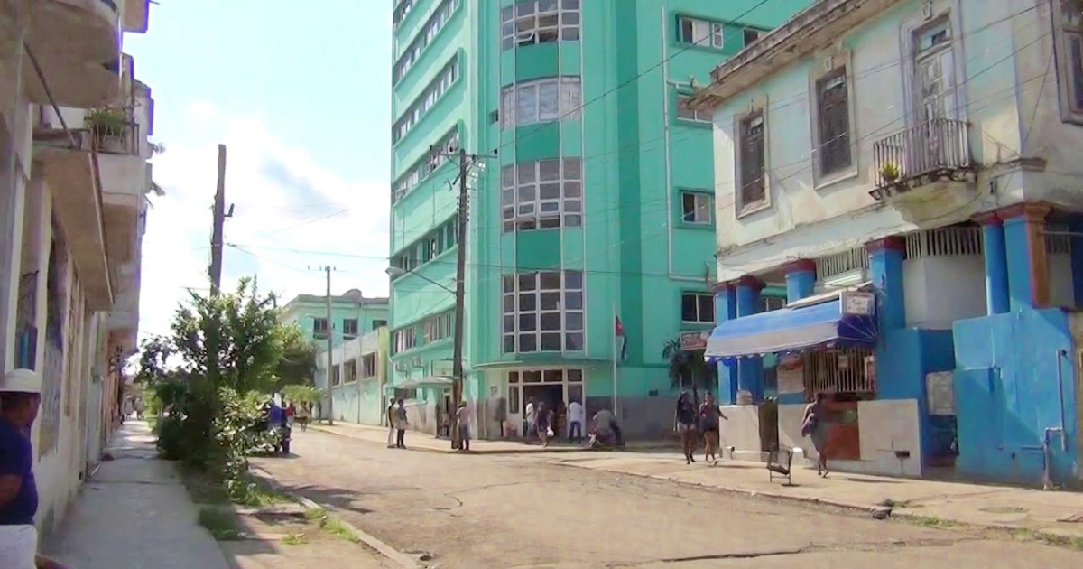 Inmediaciones del Hospital Hijas de Galicia, en La Habana © YouTube/Screenshot/TwoRealTravelJunkies