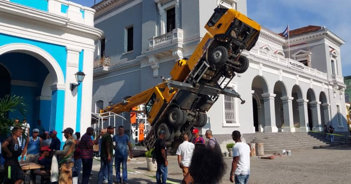 A crane overturned in the center of Madanzas