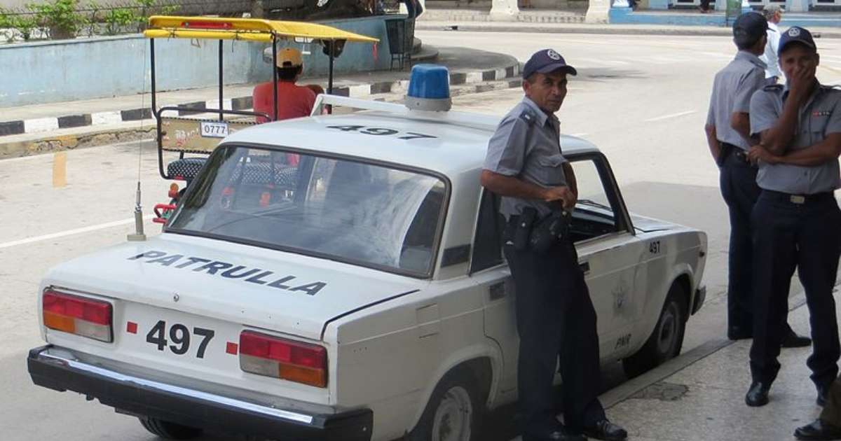 Policías cubanos © Wikimedia Commons / dickelbers