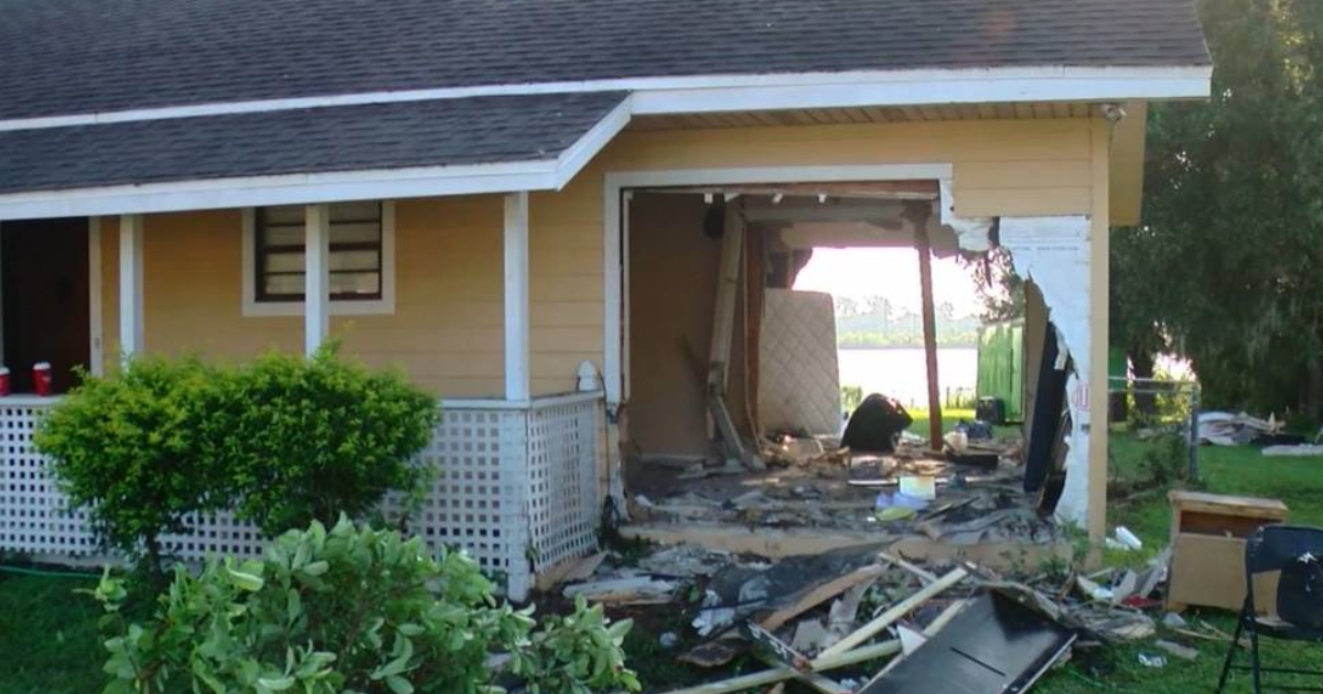 Casa destruida por un todoterreno en Lakeland © Captura de video/WFLA News Channel 8